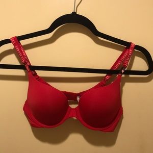 I am selling a Victoria’s Secret size 30 to be red bra it is beautiful